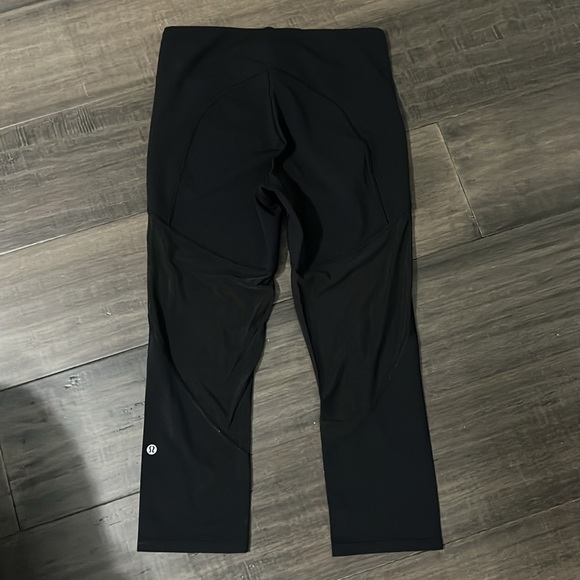 Lululemon Cropped Leggings-Black-Mesh Panels on Legs-Zippered Pockets-Size 8 - Picture 3 of 11